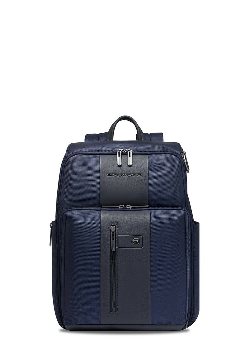 Zaino blu navy realizzato in tessuto strutturato con dettagli in pelle. Presenta due scomparti con cerniera, una tasca frontale con cerniera e una maniglia superiore robusta.