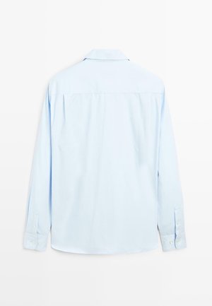 Chemise à manches longues bleu clair avec des poignets boutonnés, un col et un dos droit. Fabriquée dans un tissu lisse à texture unie.