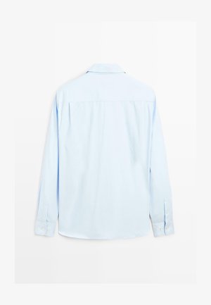 Chemise à manches longues bleu clair avec des poignets boutonnés, un col et un dos droit. Fabriquée dans un tissu lisse à texture unie.