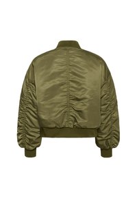 Veste bomber en satin vert olive avec fronces dans le dos et sur les manches, poignets, col et ceinture côtelés.