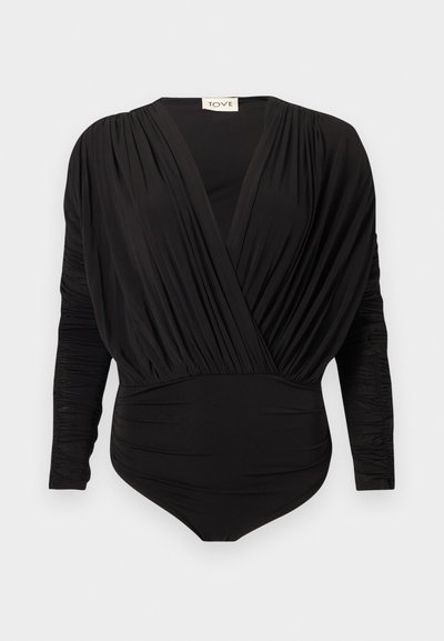 Czarny body z długim rękawem, głębokim dekoltem w kształcie litery V, marszczonym materiałem na rękawach i torsie oraz dopasowaną dolną częścią.