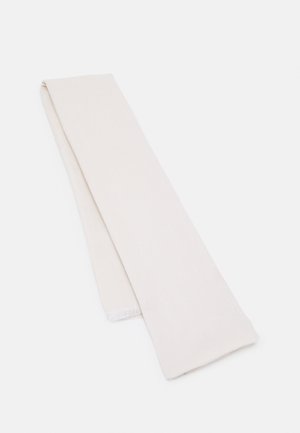 Écharpe blanche unie pliée et posée à plat sur un fond blanc, montrant une texture de tissu lisse et des bords nets.