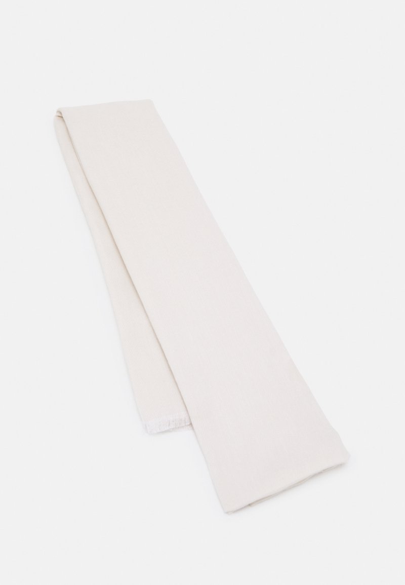 Écharpe blanche unie pliée et posée à plat sur un fond blanc, montrant une texture de tissu lisse et des bords nets.