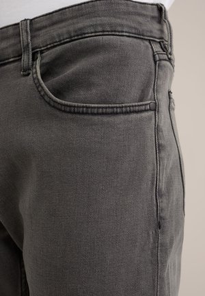 Sive jeans iz jeansa s klasičnim dizajnom s petimi žepi, vidnimi šivi, gladko teksturo in standardnim krojem.