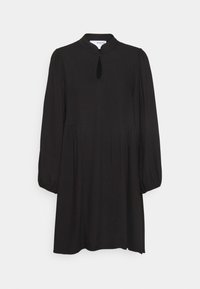 Svart klänning med långa puffärmar, hög halsringning med nyckelhål och försiktigt plisserad kjol. Tillverkad av mjukt tyg med en slät textur.