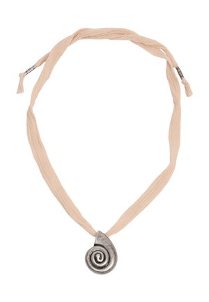 Collar de tela beige con un colgante plateado en forma de concha en espiral y cierres de plata.