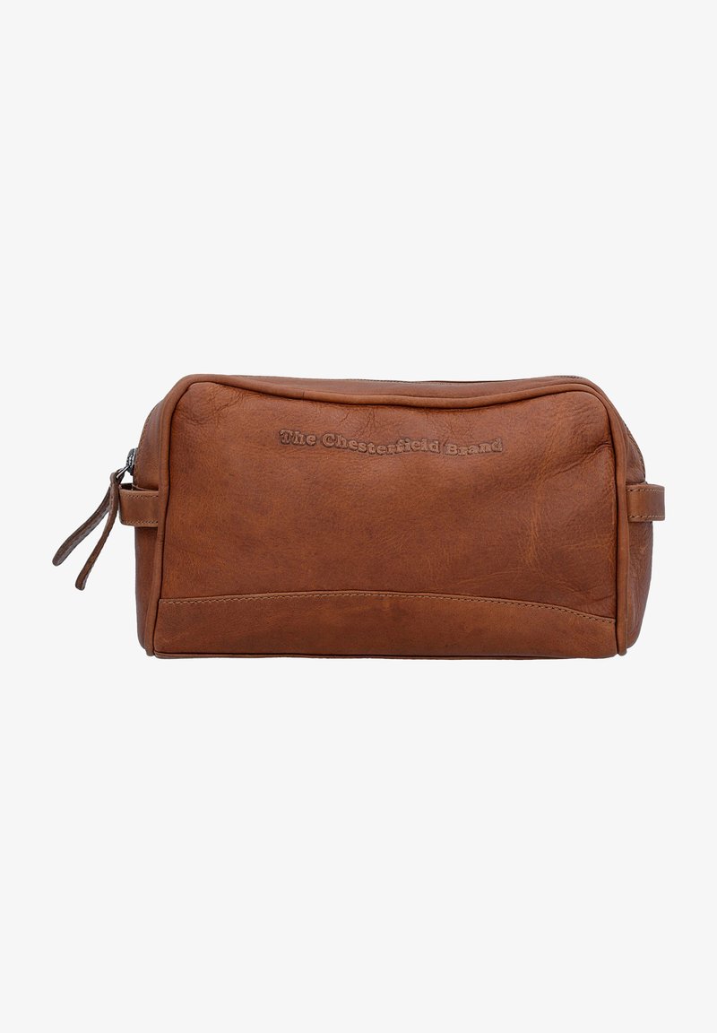 Borsa da toeletta in pelle marrone con una texture liscia, forma rettangolare, chiusura superiore con cerniera e logo in rilievo sul davanti.