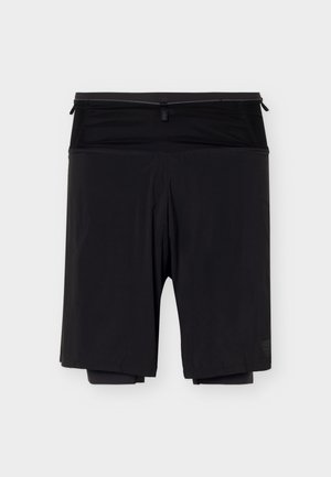 Μαύρα αθλητικά σορτς με στρώσεις, φαρδιά μέση και ενσωματωμένη επένδυση συμπίεσης, εμφανίζονται επίπεδα σε λευκό φόντο.