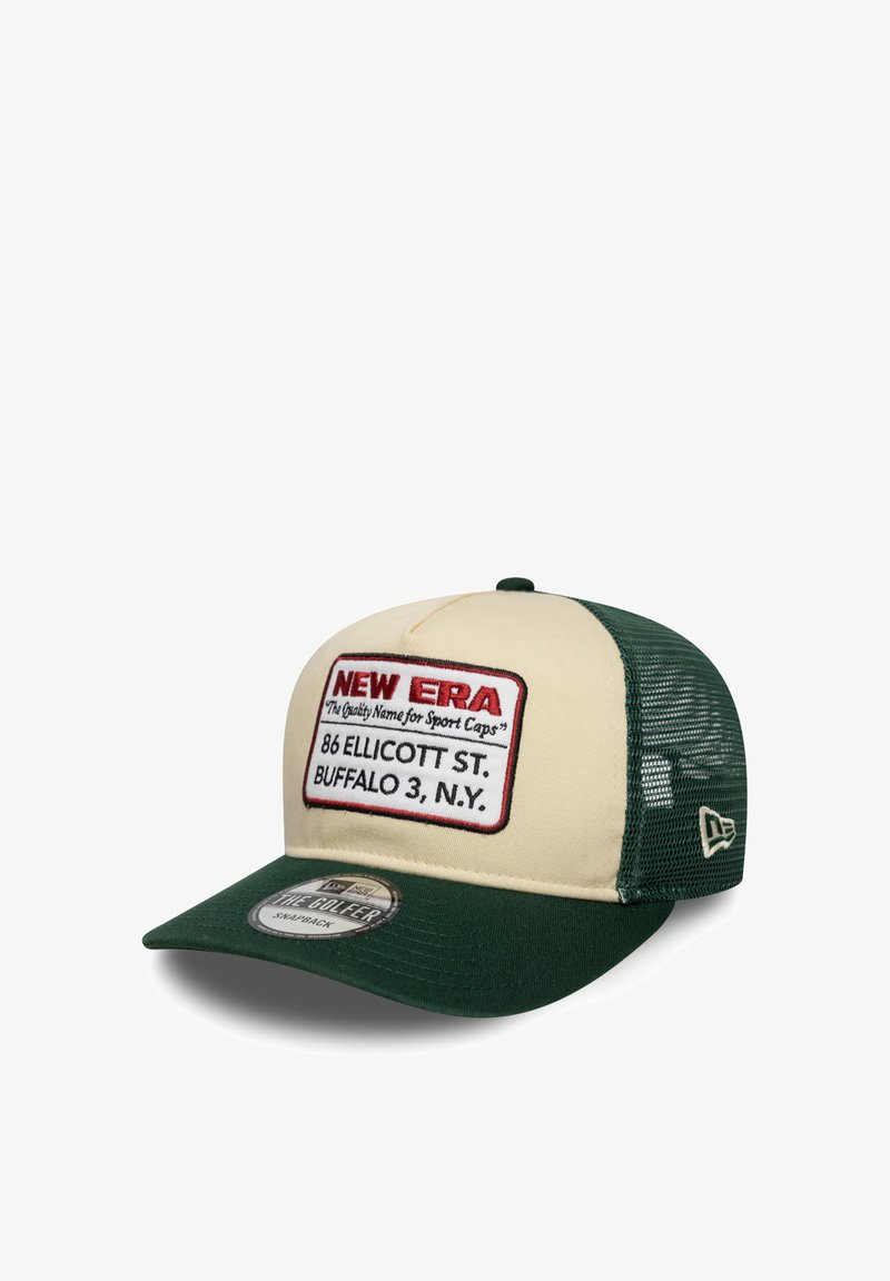 Grüne und cremefarbene Snapback-Mütze mit Mesh-Rücken, versehen mit einem auffälligen gestickten Etikett mit "NEW ERA" und Standortdetails.