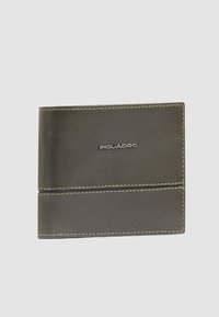 Portafoglio bi-fold in pelle marrone scuro con cuciture visibili e logo Piquadro in argento al centro anteriore su sfondo semplice.