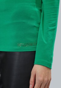INFLUENCER HIGH-NECK TEE - Langarmshirt - green