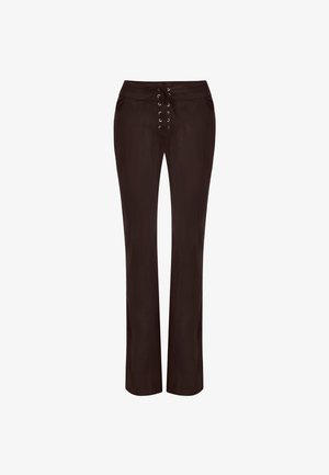 Zwarte broek met een vetersluiting aan de voorkant met zilveren oogjes, rechte broekspijpen en een gladde stoftextuur. Geen zichtbare zakken.