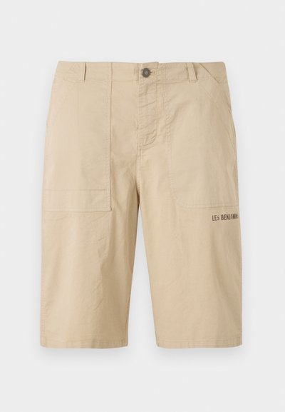 Shorts en coton beige avec une coupe décontractée, dotés d'une fermeture à bouton sur le devant, de poches latérales et de l'inscription "LES BENJAMINS" imprimée sur la jambe droite.