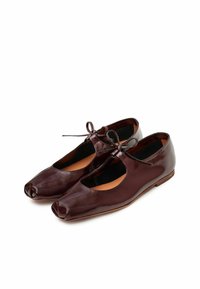 Bailarinas de cuero burdeos con puntas abiertas, lazada, perfil bajo y textura suave, con un brillo sutil e inserciones elásticas.