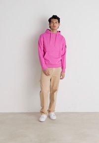 Calvin Klein Jeans BADGE HOODIE - Športni pulover - pink amour