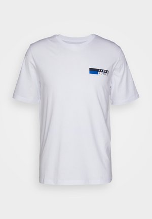 Weißes Baumwoll-T-Shirt mit kurzen Ärmeln, das ein kleines blaues und schwarzes Logo auf der Brust zeigt. Klassisches Rundhals-Design.