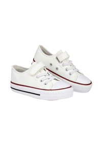 Dos zapatillas blancas de corte bajo con tiras de Velcro, cierre de cordones y suelas de goma con rayas rojas y negras.