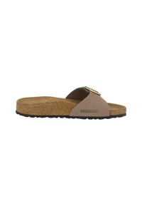 Birkenstock sandale na podplatu iz plute, s smešnim smešnim gornjim delom iz sintetičnega materiala v rjavi barvi ter z kovinsko sponko in teksturiranim črnim gumijastim podplatom.