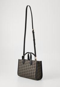 Borsa a tracolla marrone con motivo, dettagli in pelle sintetica nera, manici superiori doppi e tracolla lunga staccabile. Design rettangolare compatto.