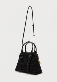 Musta anteeksi nahkakädensija, jossa on krokotiililaatta, kaksinkertaiset yläkahvat, säädettävä olkahihna ja kultasävyisiä yksityiskohtia.