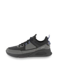 Zapatilla deportiva negra y gris con cuerpo de malla, suela de goma, cuello acolchado, acentos azules y detalles perforados en el lateral.