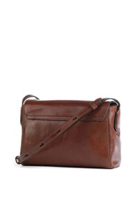 Borsa a tracolla in pelle marrone con una texture liscia, forma rettangolare, tracolla regolabile e tasca posteriore a scomparsa.