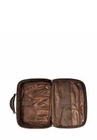 Brązowa torba podróżna wykonana z gładkiego materiału, wyposażona w zamek błyskawiczny, wewnętrzne kieszenie oraz wyściełaną przegrodę, wszystkie wyłożone ciemną tkaniną.