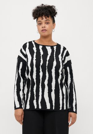 Langermet genser med svart og hvit stripe, rund hals; laget av myk strikket stoff; har ujevne, taggete striper over hele.