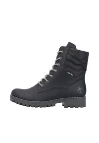 Bottines noires en cuir avec un tige texturée et matelassée, dotées de lacets argentés, d'une semelle robuste, et d'un accent de logo circulaire sur le côté.