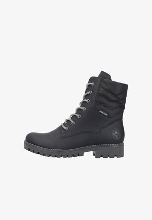 Botín negro de cuero hasta el tobillo con un eje texturizado y acolchado, que cuenta con cordones plateados, una suela resistente y un acento de logo circular en el lateral.