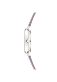 Silberfarbene Uhr mit rechteckigem Gehäuse, lavendelfarbenem Lederarmband und minimalistischer Gestaltung. Verfügt über eine glatte Glasoberfläche und abgerundete Hörner.