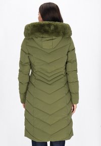 Oliven grøn puffjakke med hætte, textured faux fur krave, chevron mønster og lange ærmer, der ender over knæet.