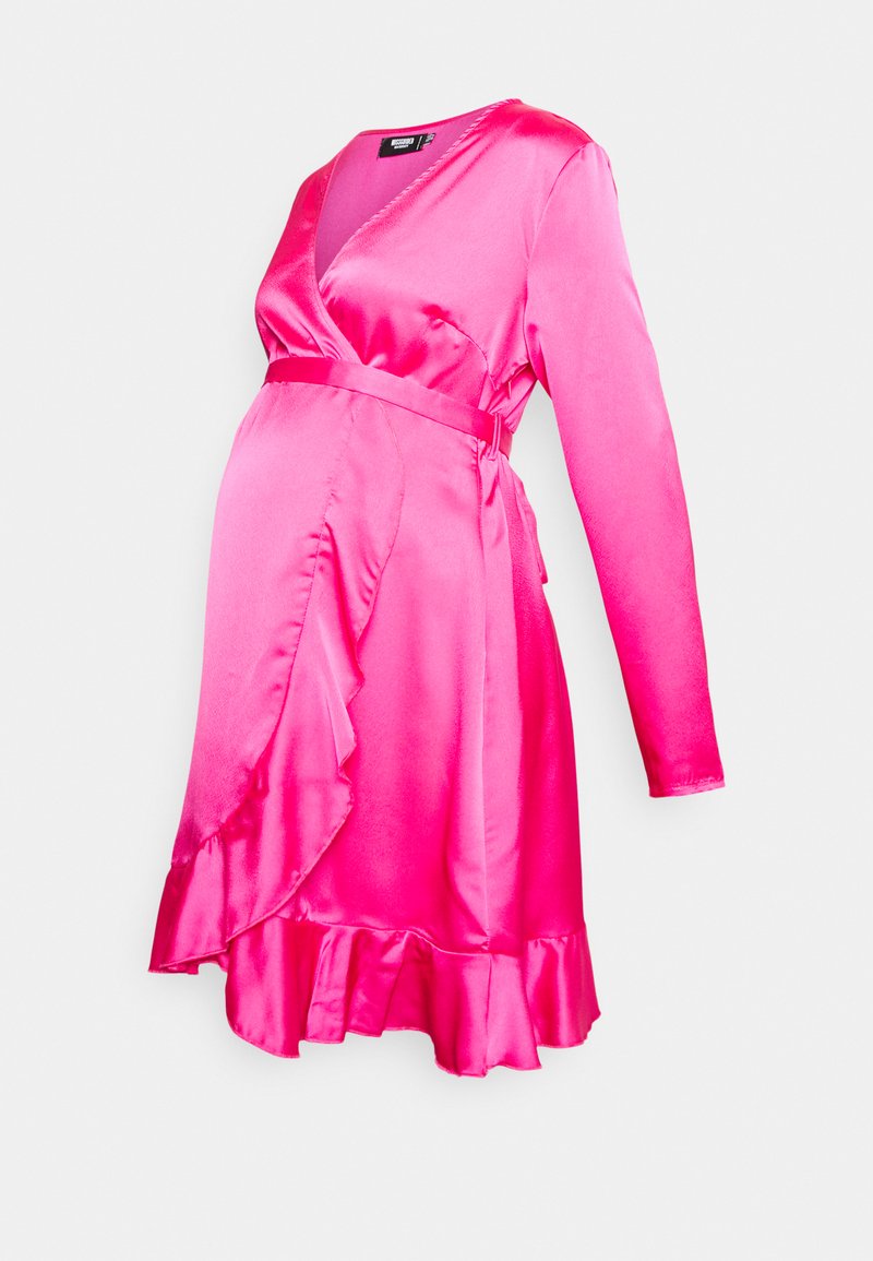 Vestido envolvente de cetim rosa com mangas longas, decote em V, barra com volantes e cinto ajustável. Textura suave e silhueta ajustada projetada para vestuário de maternidade.