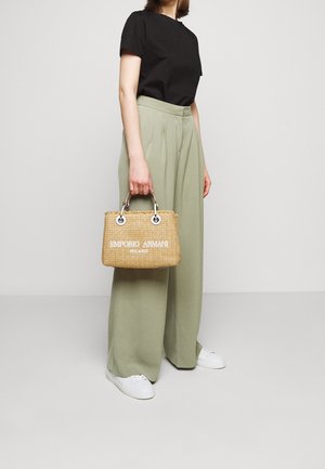 Woven tan torba na ramię ze srebrnymi detalami, z logo "EMPORIO ARMANI MILANO" w białym kolorze. Torba ma sztywny kształt i solidne uchwyty.