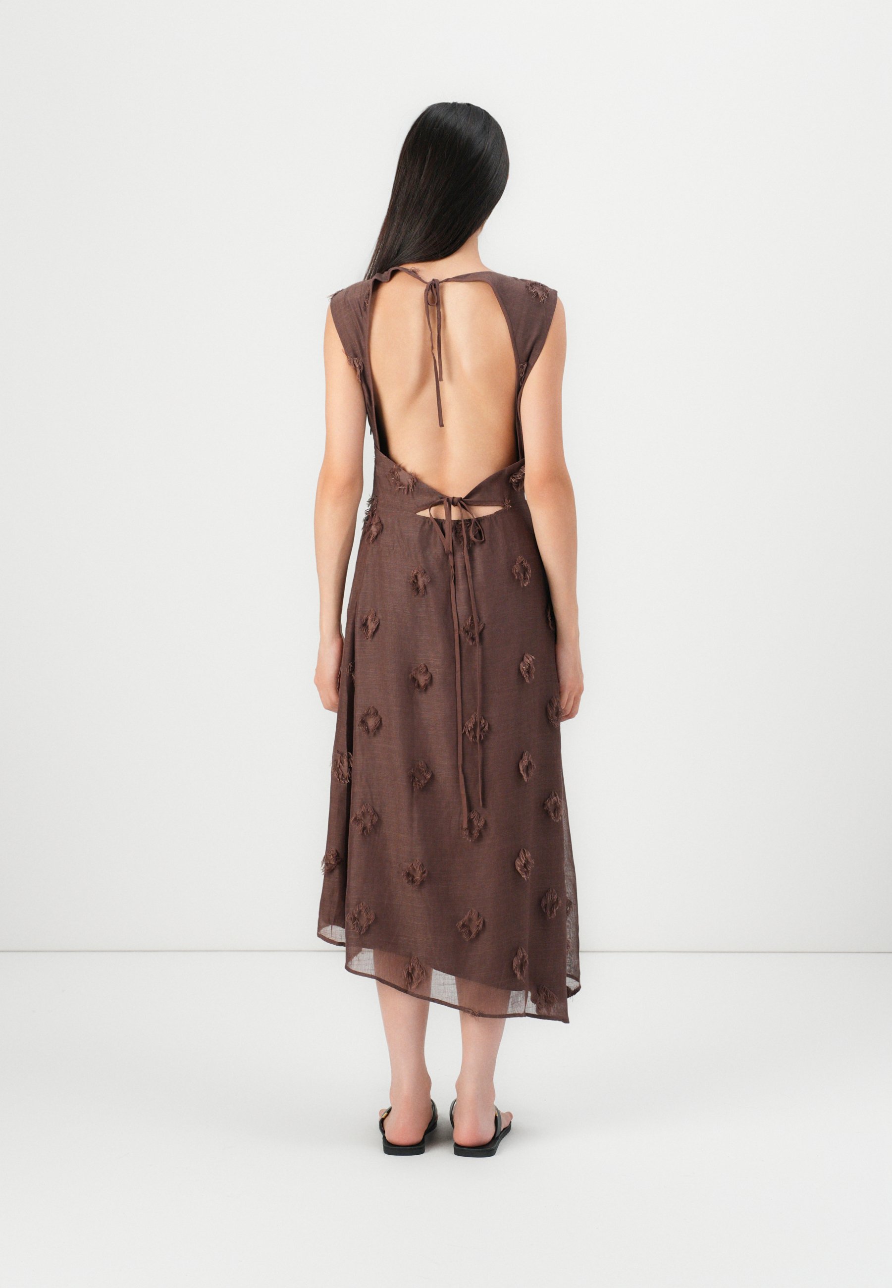Robe Longue En Satin Fendu Le Côté Dos Nu Col Montant Licou Sans Manches Femme