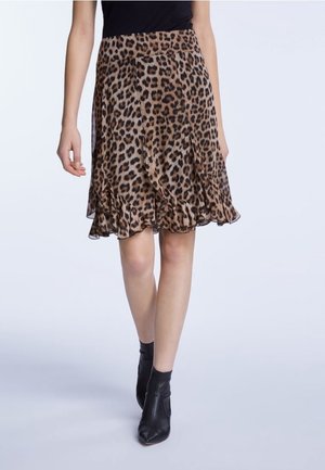 Rok met luipaardprint en een gerufflede zoom, gemaakt van lichtgewicht stof. Gecombineerd met zwarte enkellaarsjes, is het ontwerp tot de knie.