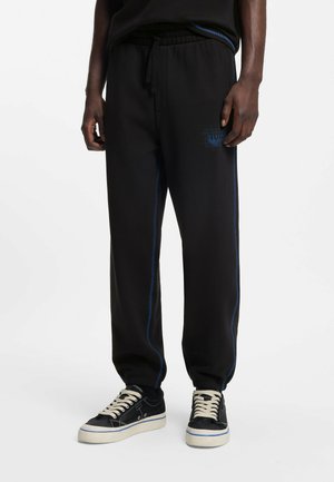 - Spodnie treningowe