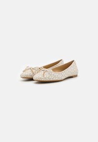 Ballettschuhe aus hellem beigem Stoff mit einem geometrischen Muster, einer Schleifenapplikation an der Zehe und einer flachen Sohle. Akzente aus goldfarbenem Metall.