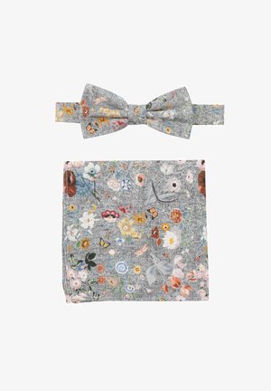 Floral gemusterte Fliege und Einstecktuch Set. Grauer Grund mit bunten Blumen und Schmetterlingen. Glatte Textur, klassischer Schnitt.