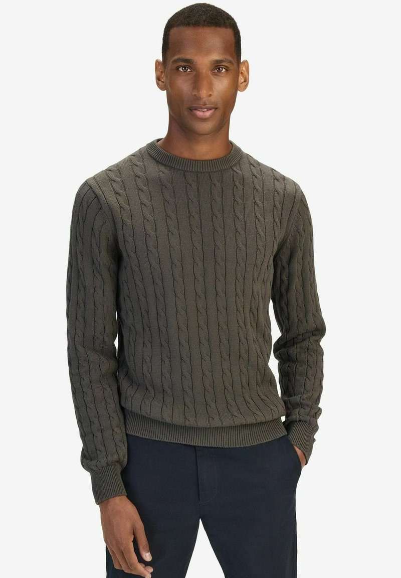 Donkergroen kabelgebreide trui met een ronde hals en geribbelde manchetten en zoom. Dikke, gestructureerde stof met een klassieke pasvorm.