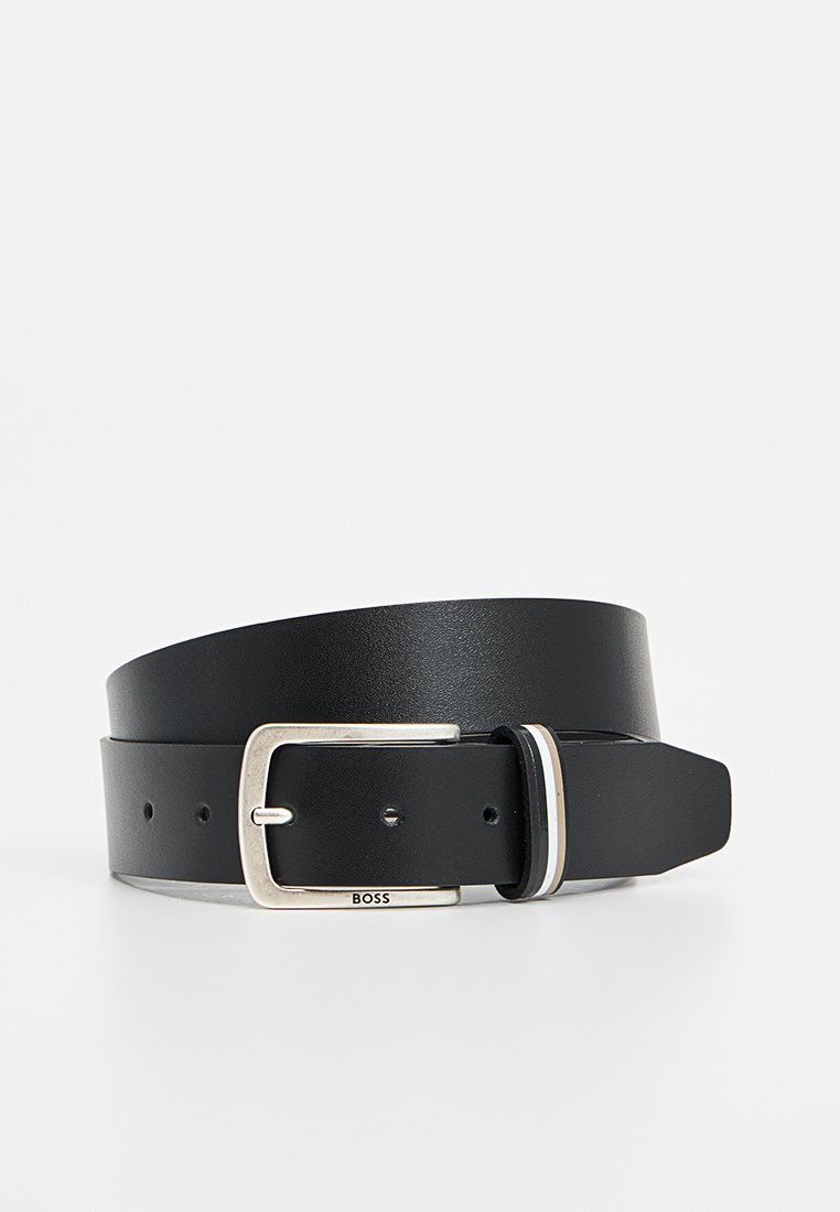 Ceinture en cuir noir avec une boucle en métal argenté au design minimaliste, une texture lisse et une marque gravée sur la ceinture.
