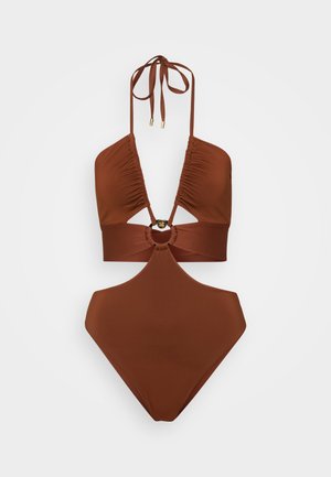 Bikini marron avec un col halter, un froncage sur les bonnets, un centre découpé et un accent doré. Tissu lisse et extensible avec un design ajusté.