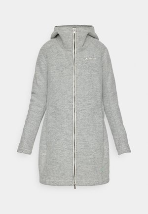 Veste grise jusqu'aux genoux en tissu texturé. Dotée d'une capuche, d'une fermeture éclair intégrale à l'avant et d'un logo discret sur la poitrine.