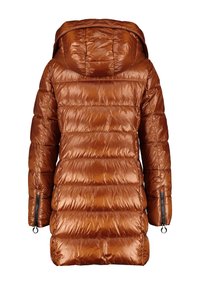 Hnědá prošívaná péřová bunda s kapucí. Má lesklou texturu, zipové boční kapsy a mírně oversized střih.