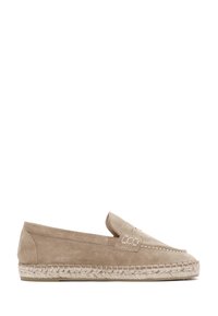 Scarpe slip-on in suede beige con suola in espadrille intrecciata, caratterizzate da un'accento cucito sul vamp e un design a punta rotonda.