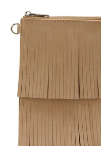 Tan fryser clutch taske lavet af tekstureret materiale, med lynlåslukning, flere vertikale frynser og sølv hardware-detajler.