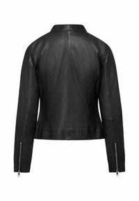 Giacca di pelle nera con un design aderente, colletto e polsini con zip. Il retro presenta una texture liscia con dettagli di cucitura minimi.