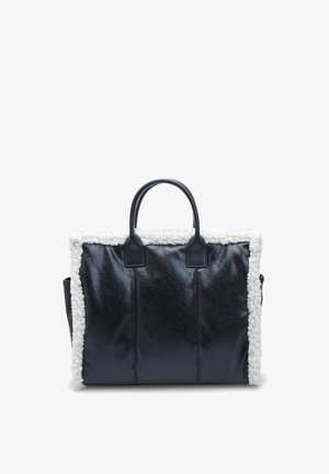 Schwarze Handtasche aus Kunstleder mit einem weißen, flauschigen Rand und doppelten Griffen. Sie hat ein gepolstertes Design und eine strukturierte Form.