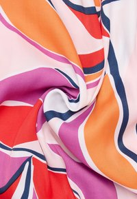 Multifarvet stof med bølgemønstre i orange, pink, rød og hvid, med tynde marineblå accenter, glat tekstur og let design.