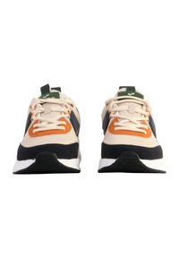 Baskets avec une tige beige, des accents orange et marine, une semelle blanche et des matériaux texturés ; elles sont dotées de lacets et d'un onglet vert au niveau du talon.